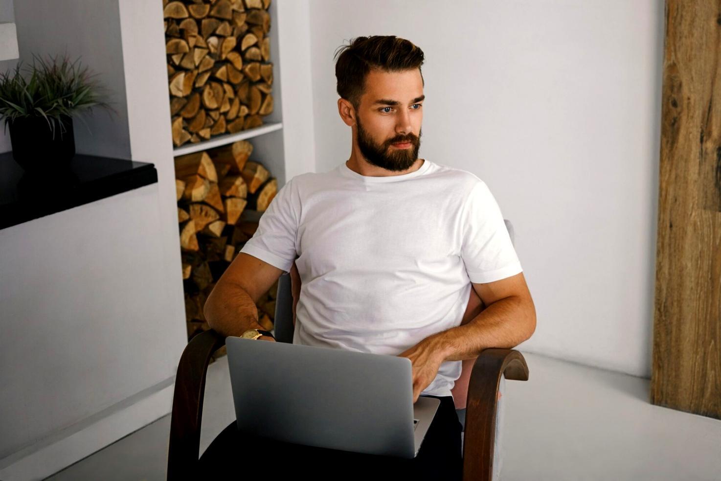 Professionelle Geschäftsfrau analysiert Finanzdaten am Computer